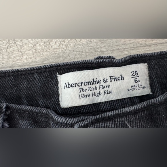 Abercrombie & Fitch The Kick Flare Ultra High
Rise Jeans Cropped Raw Hem Size 6 - Picture 9 of 9